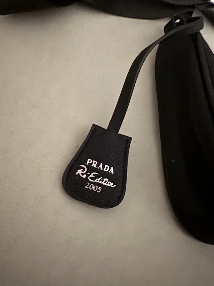 PRADA Re-Edition 2005 Schultertasche Halbmond schwarz Nylon, Zip, abnehmbar - Bild 1 von 2