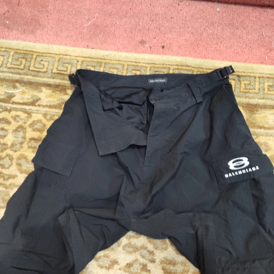 Balenciaga Cargo Ripcord 裤子带可拆卸腿,因此它们成为短裤 — 第 2/4 张图片