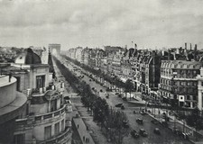 PARIS.Avenue des Champs-Elysees 1930s old car...