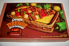 NEW VTG PYREX FIRESIDE IN A BASKET #2330-F 3QT UTILITY DISH W/ WOVEN BASKET – C1