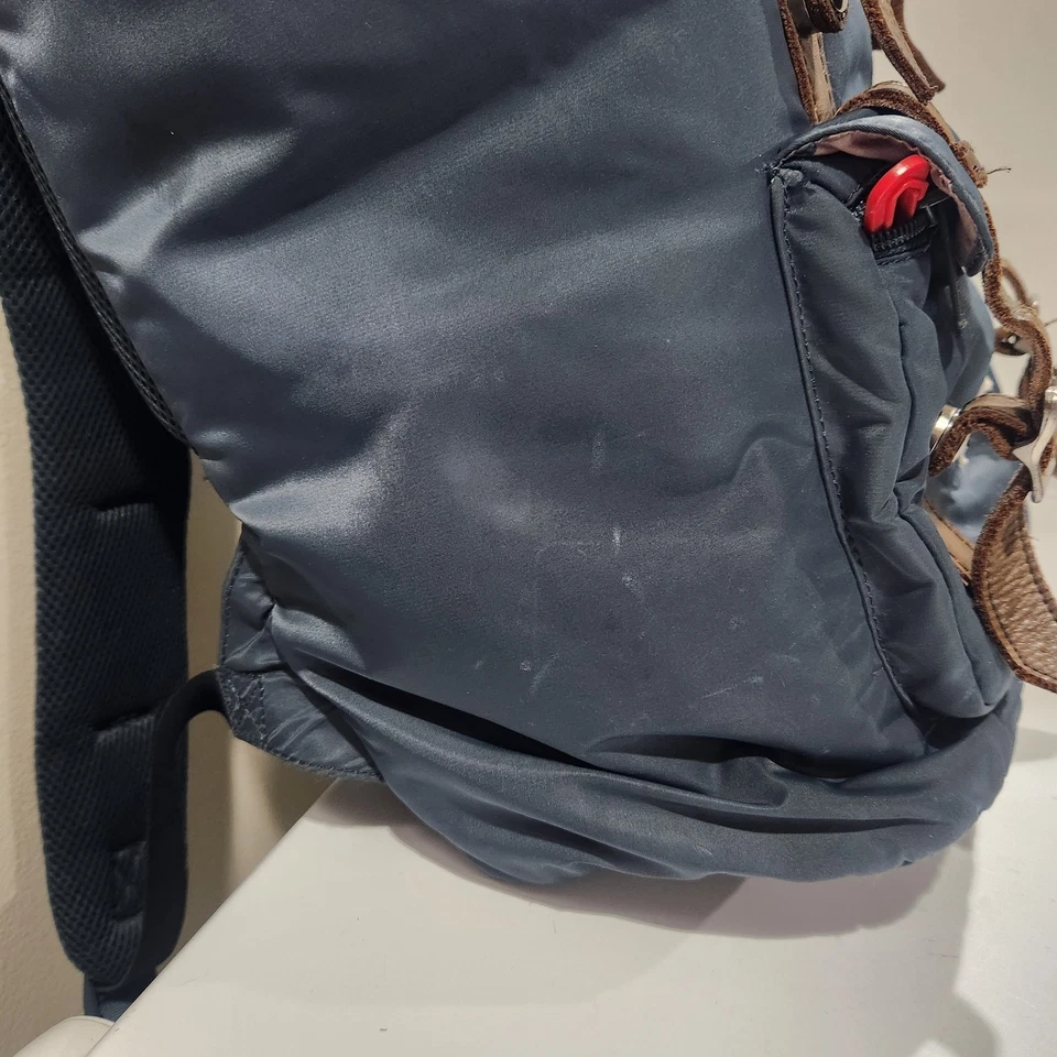 Mochila grande Herschel Supply Little America azul marino de nailon acolchada para computadora portátil de senderismo Foto 4 de 4