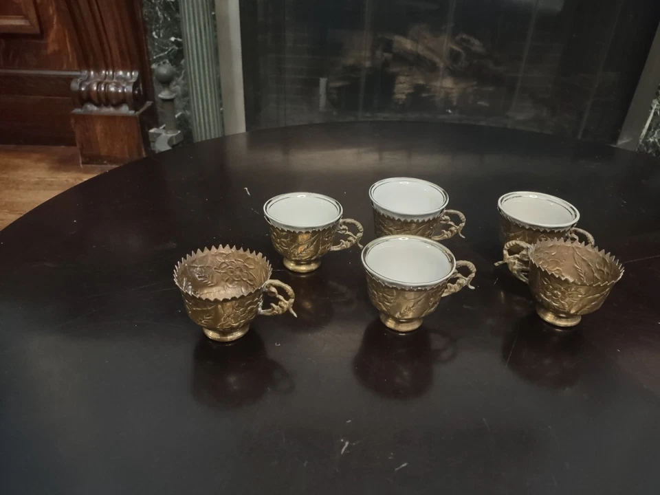 Juego de espresso vintage turco de latón y porcelana Demitasse - 6 platillos/tazas de latón Foto 2 de 4
