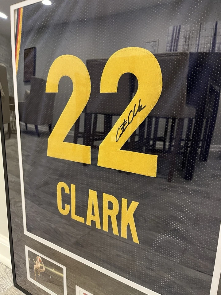 Camiseta deportiva Caitlin Clark facsímil autografiada enmarcada Indiana Fever Foto 2 de 3
