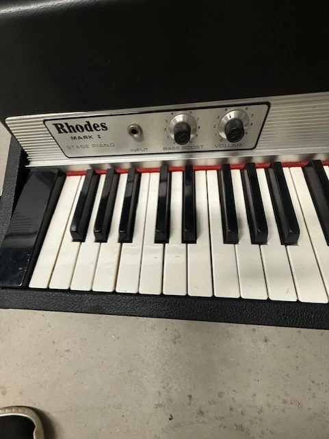 Bajo piano de escenario Rhodes Mark I 73 teclas con patas, amplificador guardabarros incluido Foto 3 de 4