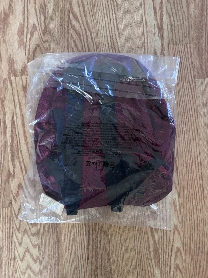 Mochila Supreme de terciopelo rojo Foto 2 de 4