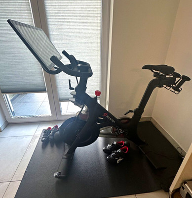 Peloton Bike Heimtrainer mit Touchscreen, Schwarz