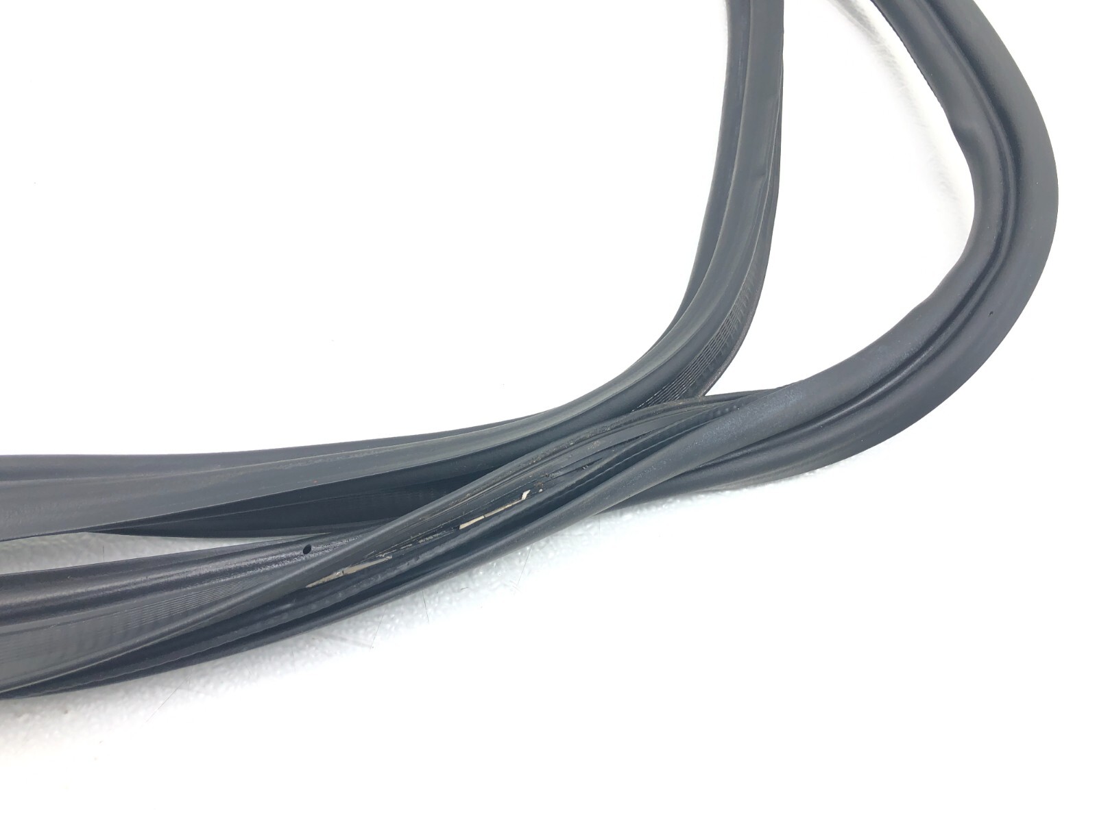 2017-2022 MASERATI LEVANTE REAR HATCH LIFTGATE WEATHERSTRIP SEAL OEM.