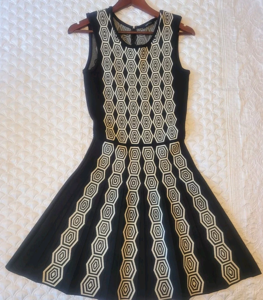 Vestido Rosa Tartán Diseñador 4 Pequeño Negro Elastizado Línea A Midi Hexagonal en la Ciudad Usado en Excelente Condición Foto 2 de 4