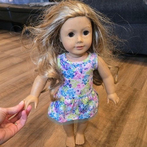American Girl Doll Lea Clark Blonde Curly Hair Brown Eyes Freckles Outfit