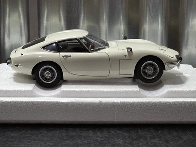 Autoart Toyota 2000 GT 1:18 Scale Diecast Model Car 78753 White