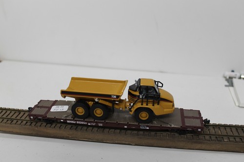 Coche plano Walthers 932-3772 escala HO con carga CAT 730 BNSF 552053 MW Kadees  | Zustand: Used
