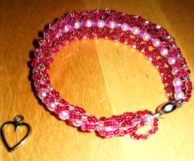 Armband Damen aus weißen künstlichen Perlen und Magenta-roten Glasperlen