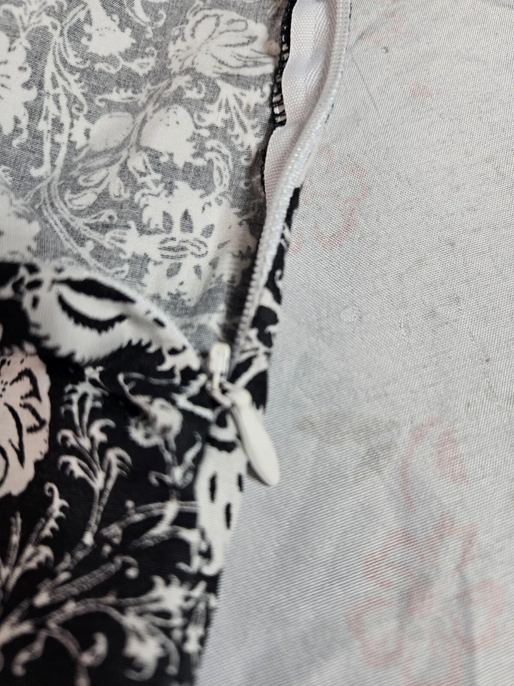 Capris Mountain Lake para mujer talla 14P patrón floral blanco y negro Foto 4 de 4