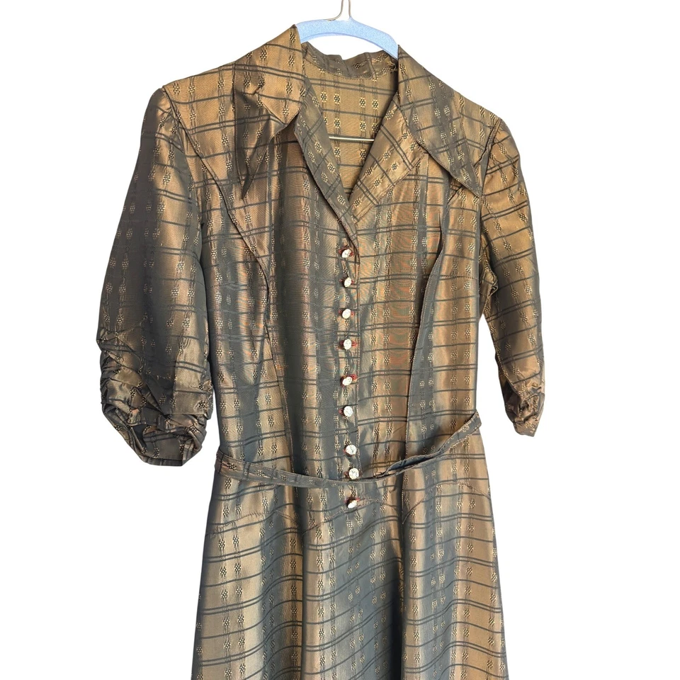 Vestido camisa tafetá metálico bronze vintage com botões e cinto de joias de cristal - Imagem 2 de 4