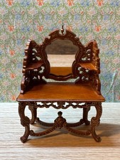 Aparador miniatura de nogal para casa de muñecas de Hansson