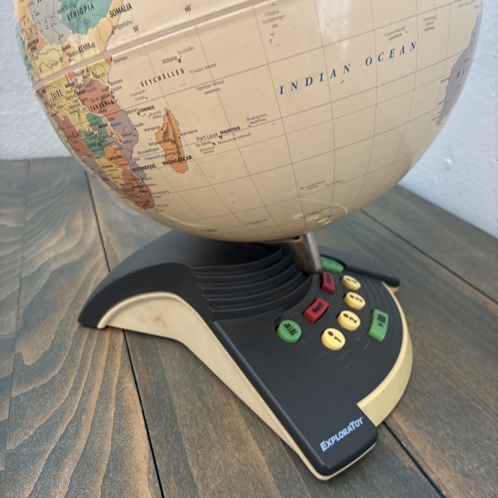Vintage 1990s Geo Safari Talking Interactive Globe Learning Game 6490 (ST)