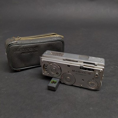 Mamiya 16 automatic 1:2,8/25mm Kamera mit gelbem Objektiv und Hülle