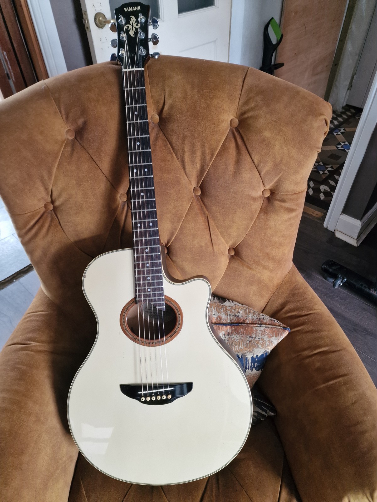 Yamaha APX 6 Electro Acoustic Guitar