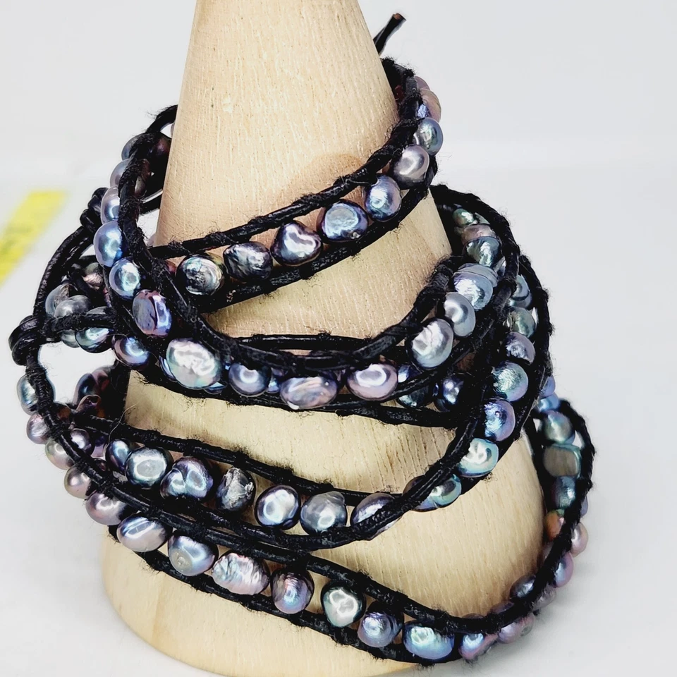 Brazalete envolvente de perlas de pavo real de agua dulce genuino de cuero negro 32" Foto 3 de 4