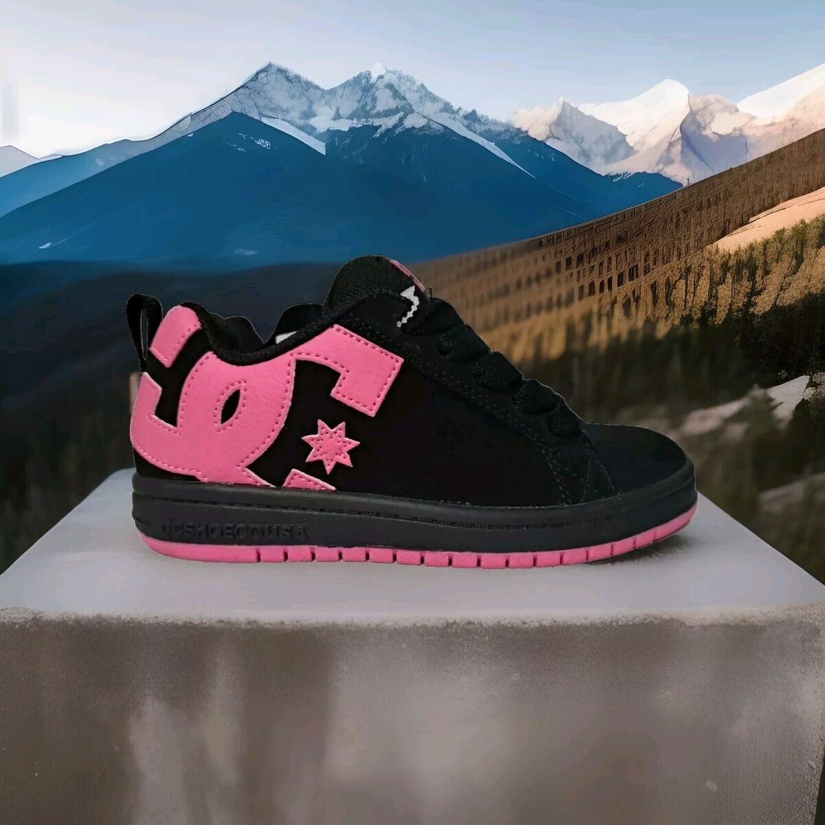 DC Shoes Court Graffik Pink / Black Youth Size 2 ADGS100091 DC Shoes Court Graffik Pink / Black Youth Size 2 ADGS100091