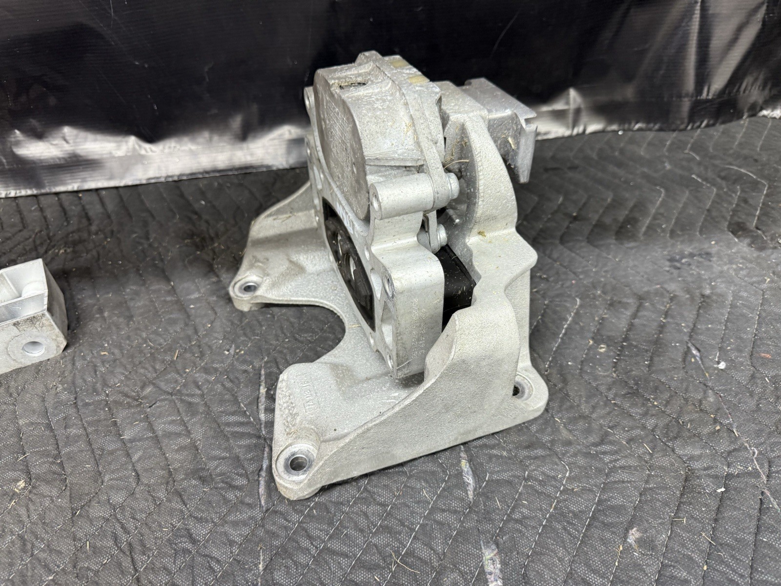 2017-2023 AUDI R8 AWD 5.2L REAR AUTOMATIC TRANSMISSION SUPPORT MOUNT BRACKET OEM