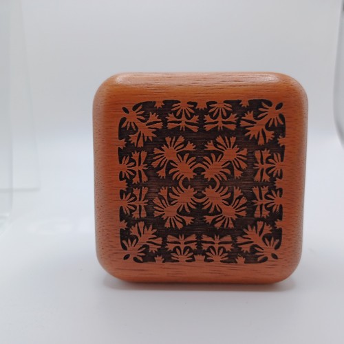 Small KOA wood hinged trinket jewelry box, Breadfruit quilt design Hawaiian