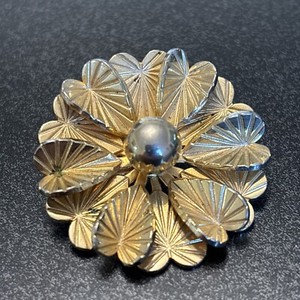 Authentic Coro Pegasus Vintage Floral Lillypads Shaped Gold Plated brooch Ae