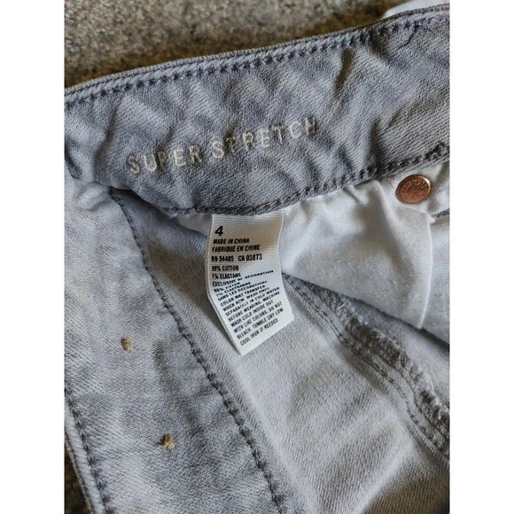 Pantalones cortos vaqueros American Eagle Super Stretch para mujer talla 4. Foto 3 de 4