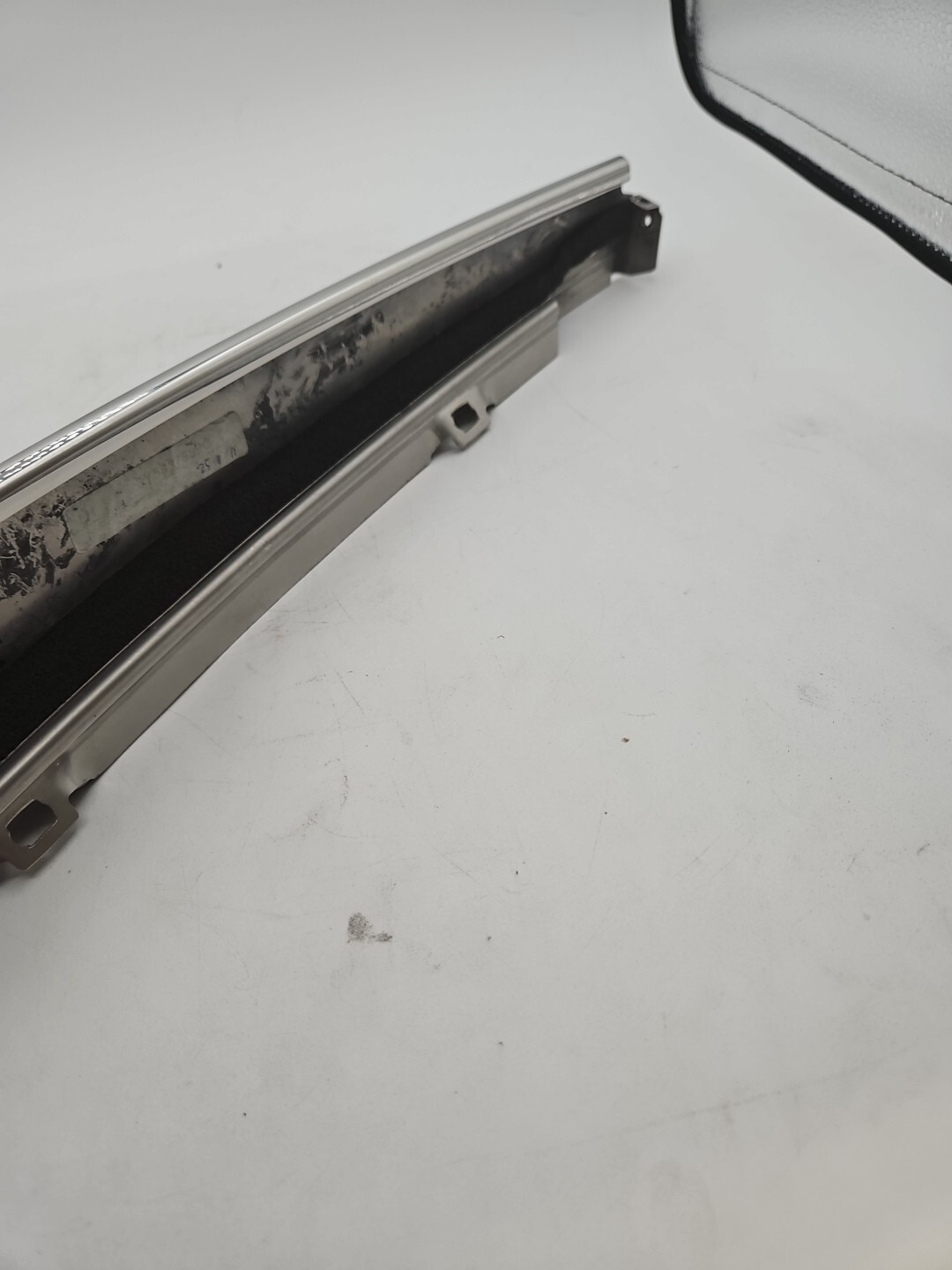BENTLEY TRIM BRI/WARE B POST LEFT HAND (A3Y5837889C)