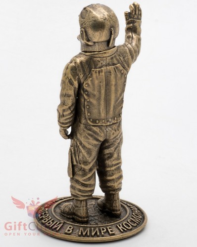 Bronze Figurine of cosmonaut Yuri Gagarin first human in space - Picture 5 of 9