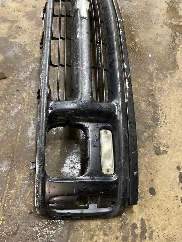 Grille CHEVY EXPRESS 3500 96 97 98 99 00 01 02 Foto 2 de 4