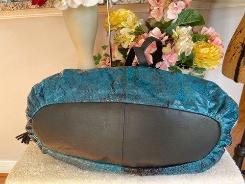 DONALD J PLINER EMBOSSED LEATHER DRAWSTRING SHOULDER BAG PURSE (800 - Picture 4 of 7
