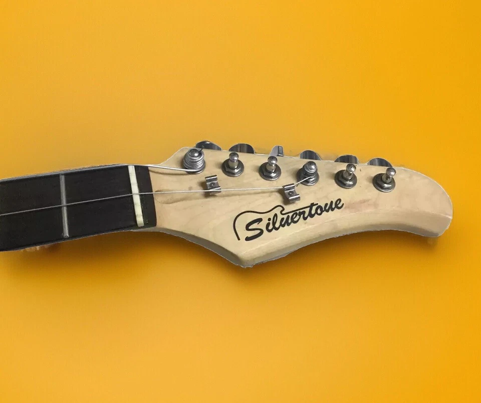 guitarra plateada Foto 3 de 4