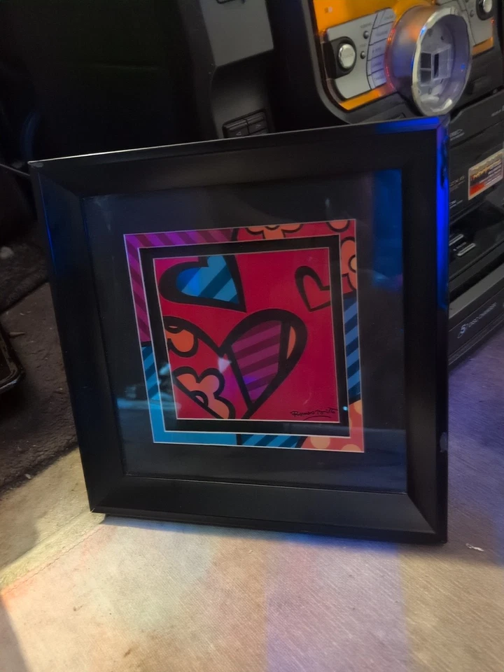 Impresión artística mate personalizada de Romero Britto enmarcada "Love is in the Air (Flying Hearts) Foto 2 de 3