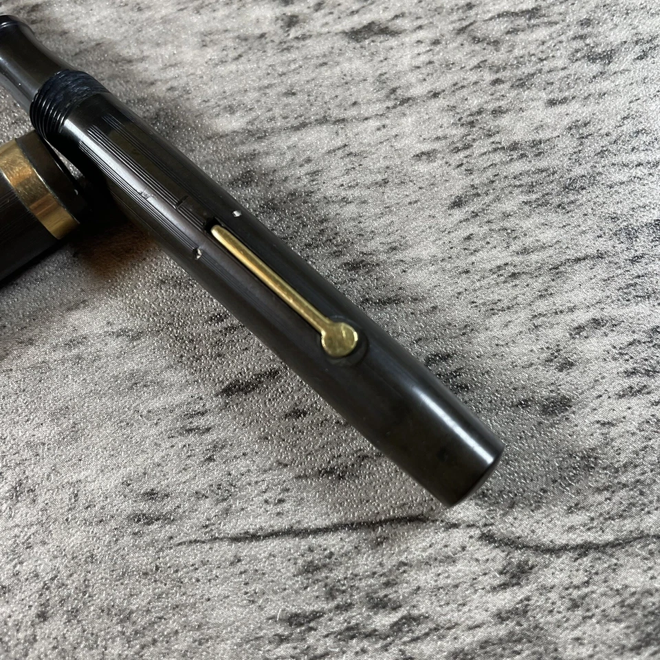 Pluma Estilográfica Recargable Borde Dorado Marrón Fácil Agarre 14KT Plumín Fino Garantizado Foto 4 de 4