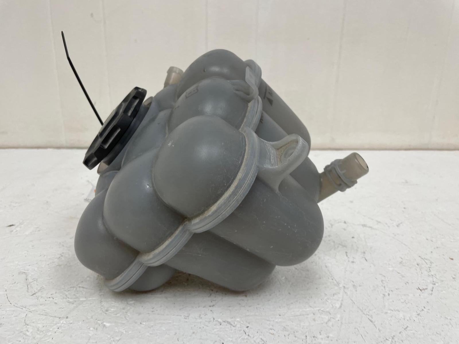 2016-2020 BENTLEY BENTAYGA COOLANT RECOVERY BOTTLE EXPANSION RESERVOIR TANK