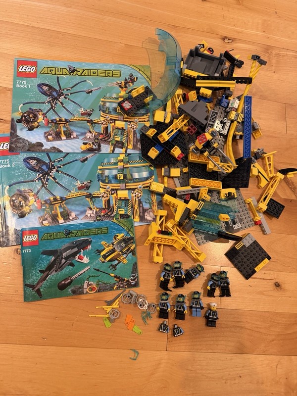 Lego Aqua Raiders 7775 7773 Pieces 8 Minifigures Lot With Manuals minifigs 