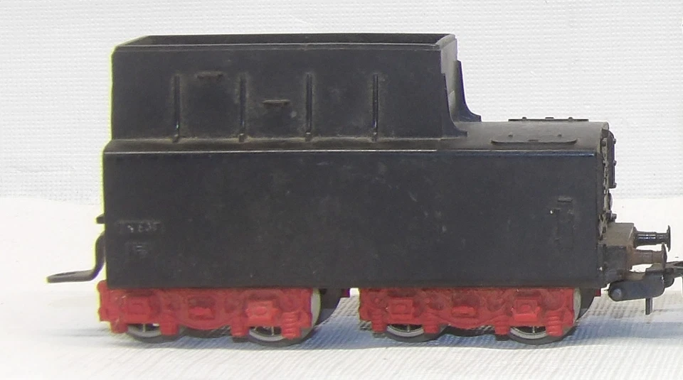 Vintage Marklin HO scale steam engine 23014, 5 cars & accessories-poor to fair - Image 4 of 4