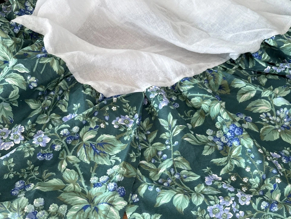 FALDA DE CAMA LAURA ASHLEY BRAMBLE BERRY FLORAL AZUL/VERDE/BLANCO TAMAÑO KING 14 GOTAS Foto 2 de 3