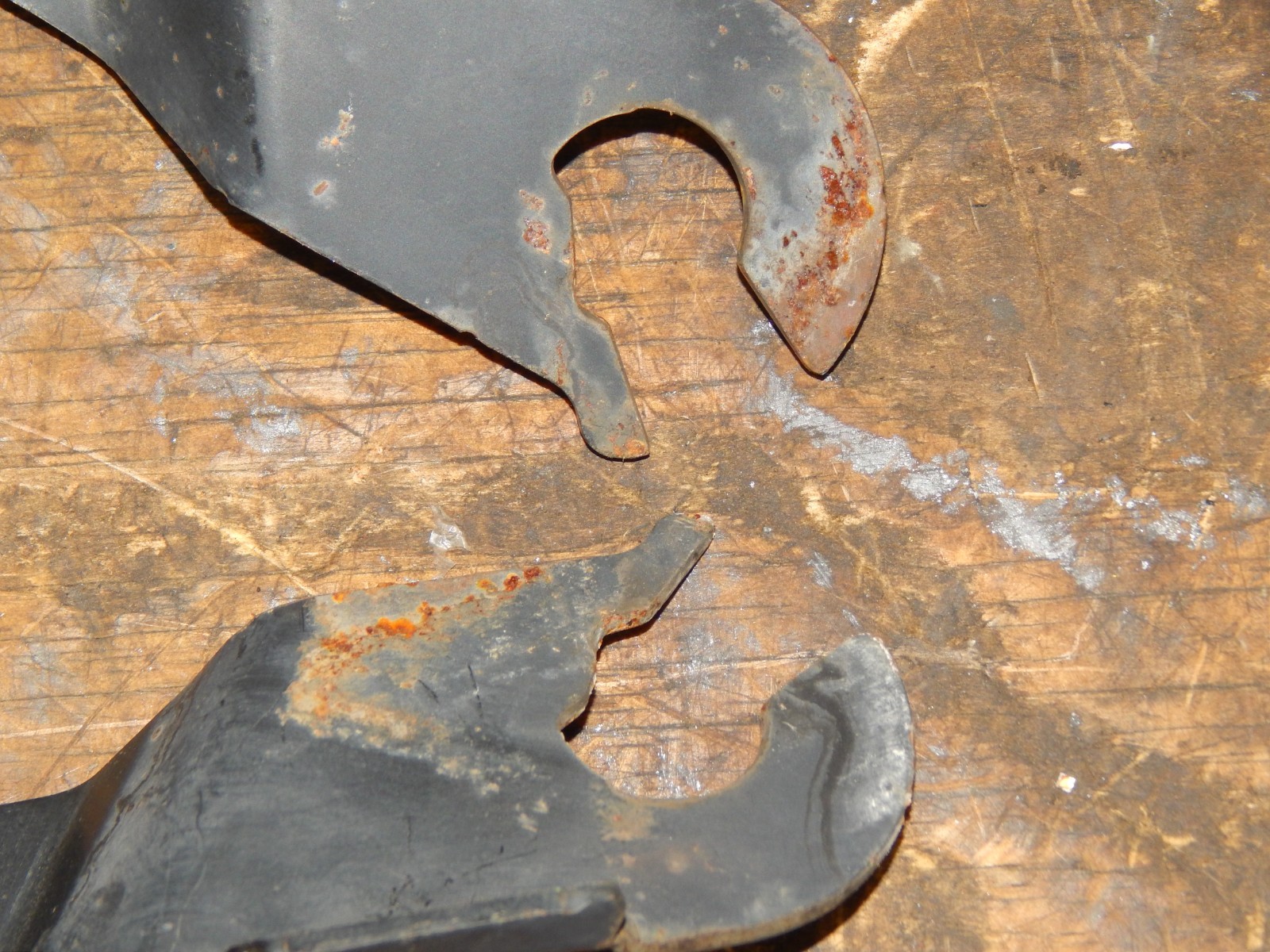 John Deere Hood Hinges X300 X320 X304 X324 X500 X520 X540 M165216, M165215