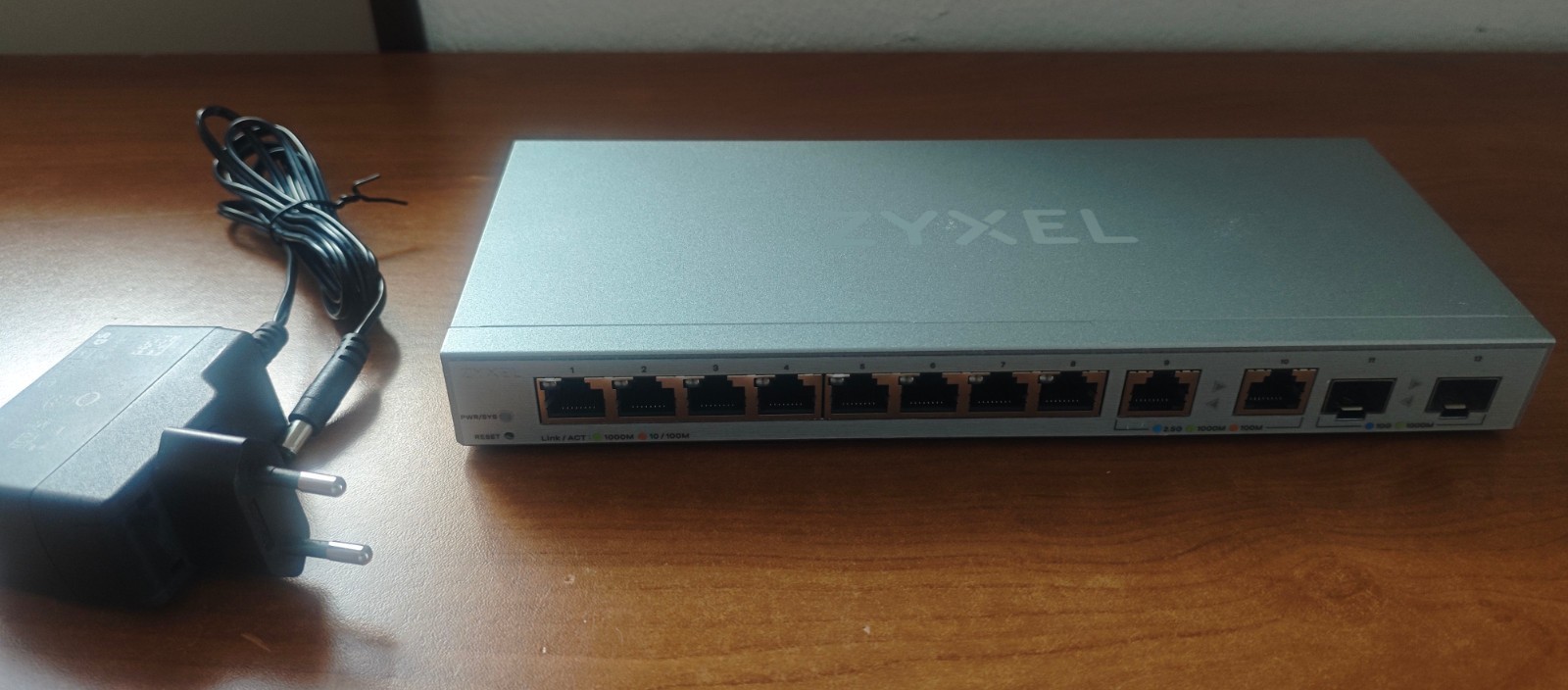 Zyxel XGS1210-12 - 12-Port Switch con 2 Porte 2.5Gb e 2 Porte 10Gb