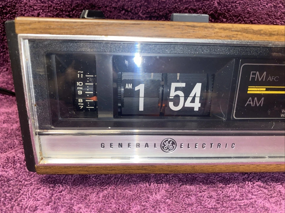 GE Reloj Abatible Radio Alarma 7-4420B Vintage 1978 FUNCIONANDO Foto 2 de 4