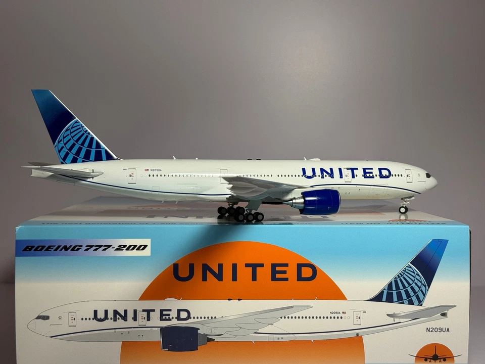 Inflight200 United Airlines Boeing 777-200ER N209UA "Evo Blue" w/stand - Image 2 of 2