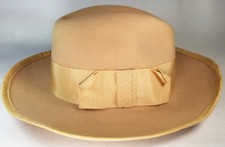 BETMAR New York Mens Beige Wool Fedora Hat w/ matching trim ca. 20th century
