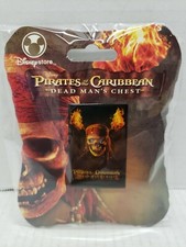 Prendedor coleccionable Disney 2006 Piratas del Caribe Hombre Muerto Cofre Calavera Luz