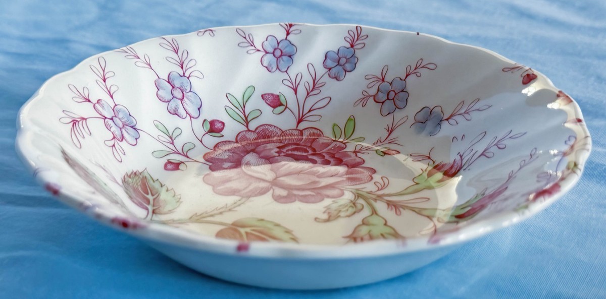 Beautiful Johnson Brothers Rose Chintz Huge Dinnerware Set Vintage