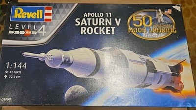 Revell REV04909 Level 4 Model Kit Apollo 11 Saturn V Rocket 50th Anniv 1/144