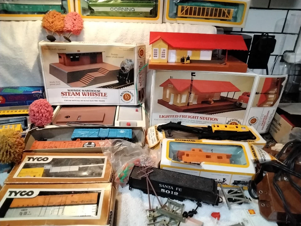 Large Lot Of HO Scale Train Lot With Accessories - Image 3 of 4