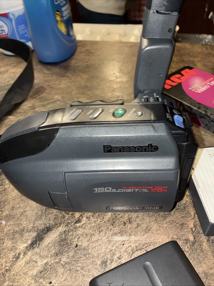 Panasonic PV-L691D Palmcorder VHS-C VHSC Camcorder 26x Two Battery Seems To Work - Image 2 of 4