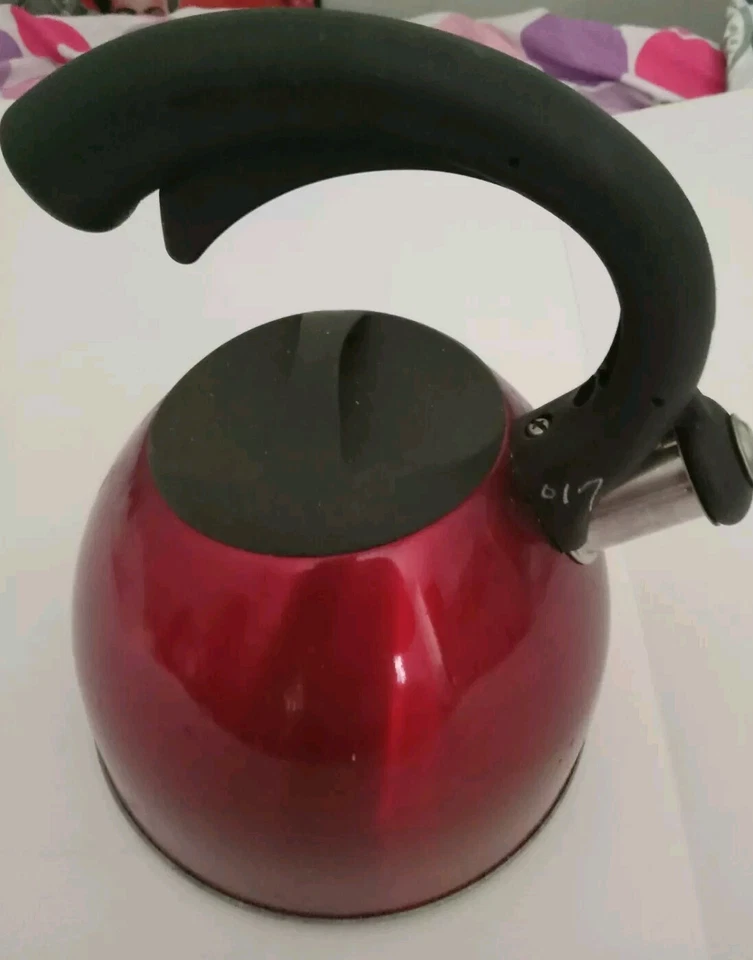 Tetera silbante roja brillante. Parece no haber sido usada. Foto 2 de 3